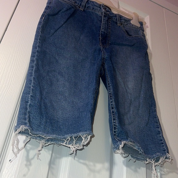 Suzy Shier | Denim Bermuda Frayed Hem Shorts | Size:5 | Womens | BundleNSave - Picture 2 of 6
